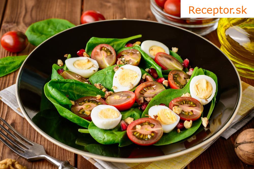 Letný šalát s vajcom a chrumkavým morčacím mäsom