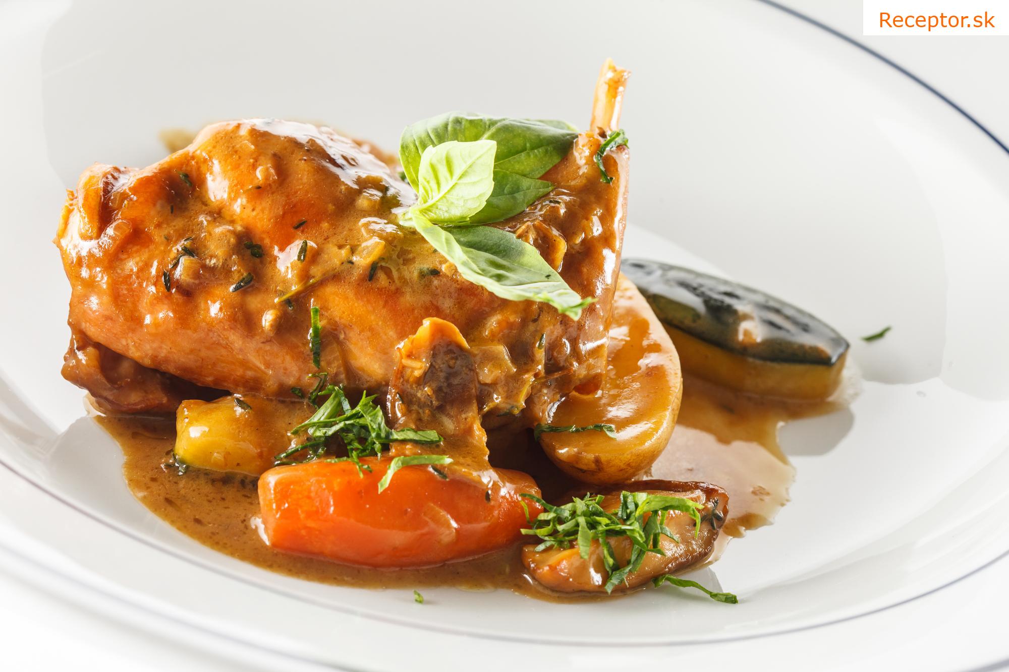 Pečený zajac so slaninou, cesnakom a čerstvými hubami