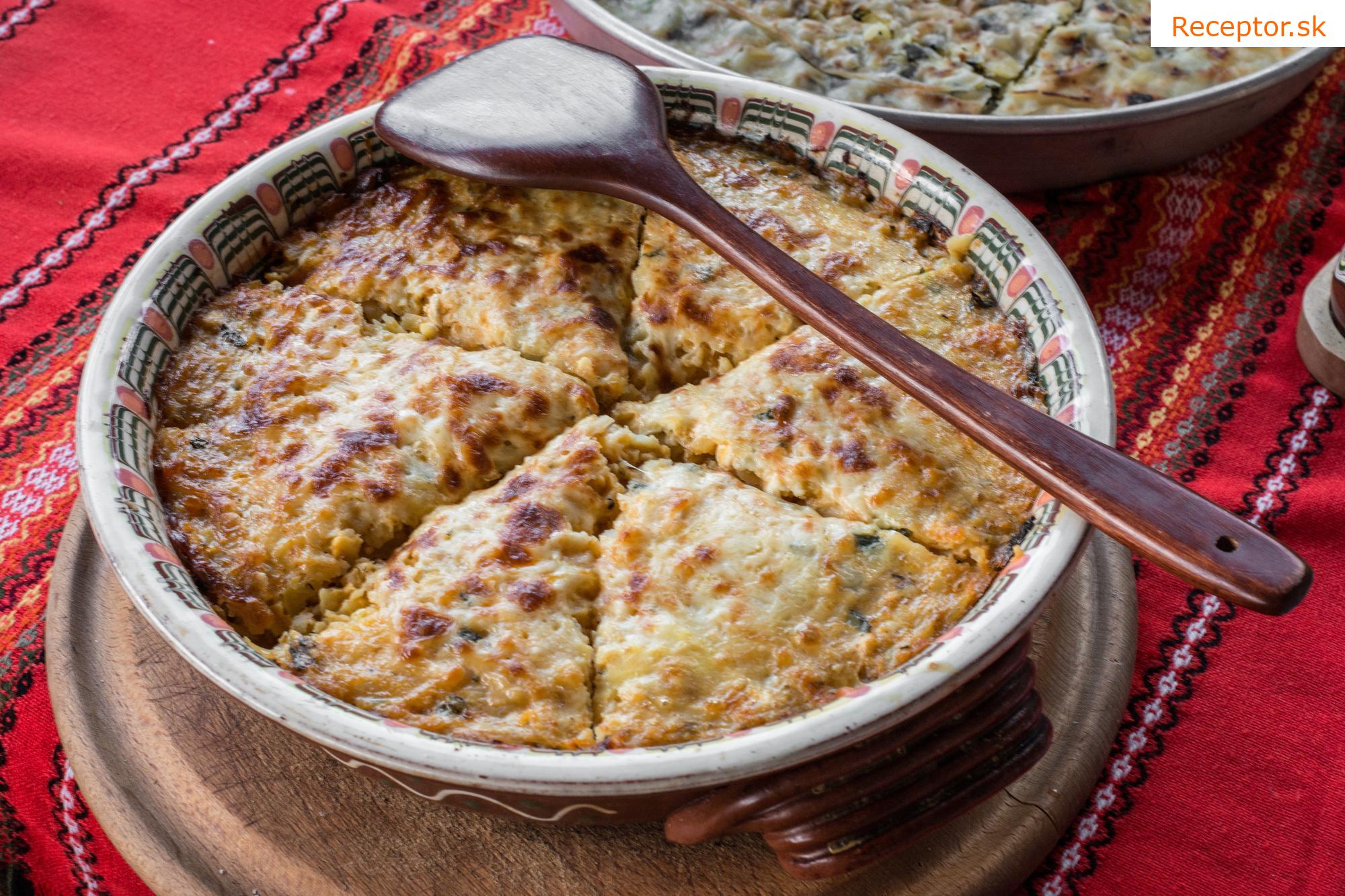 Slaný kysnutý koláč so zeleninovou náplňou